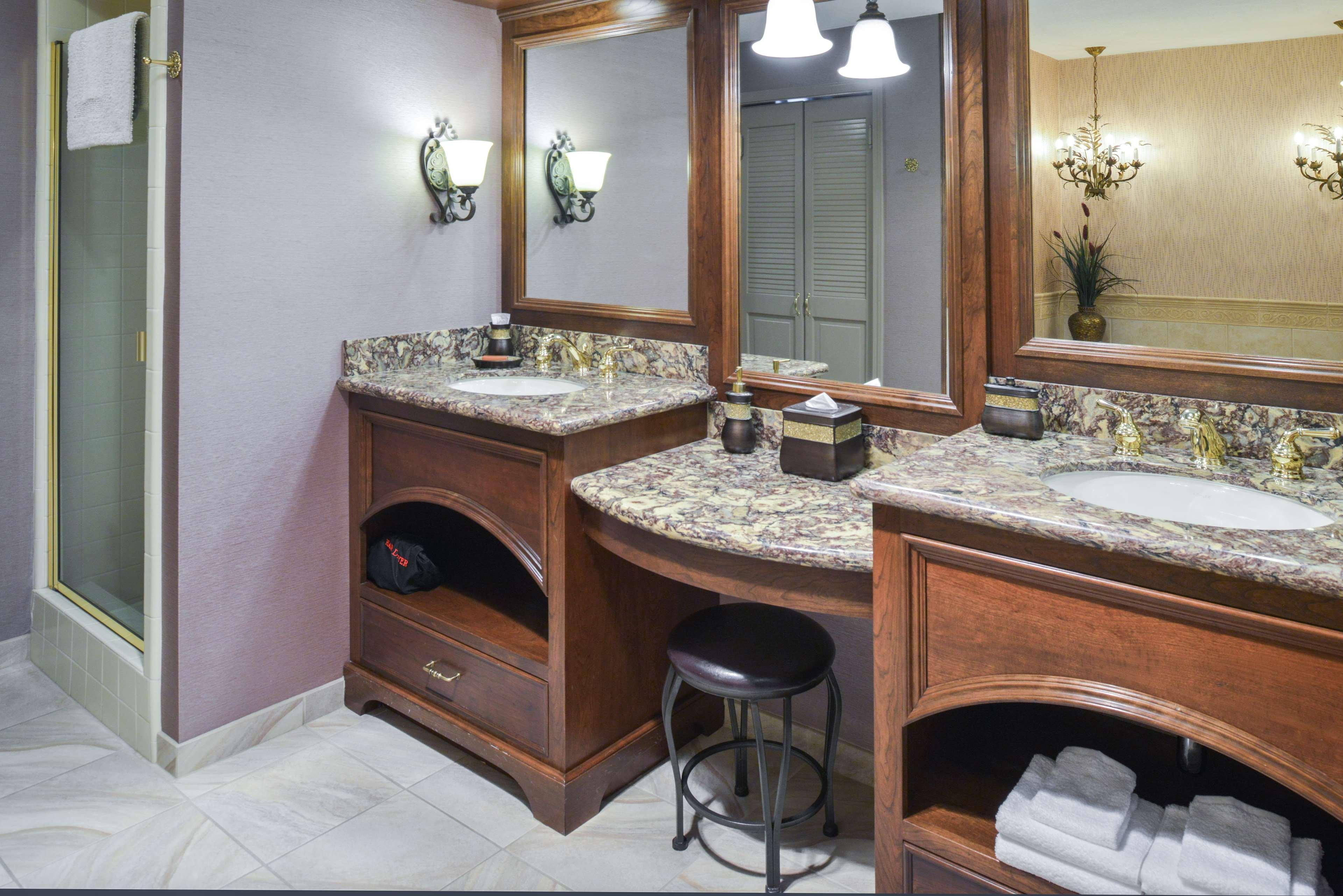Western Black Oak Hotel 3*