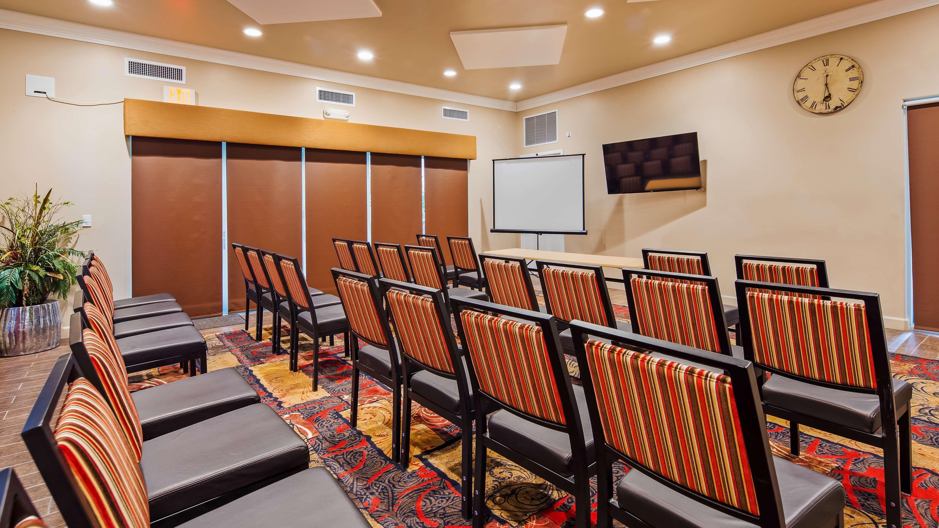 Western Black Oak Hotel 3*