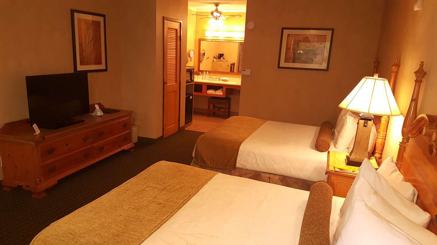 Western Black Oak Hotel 3*