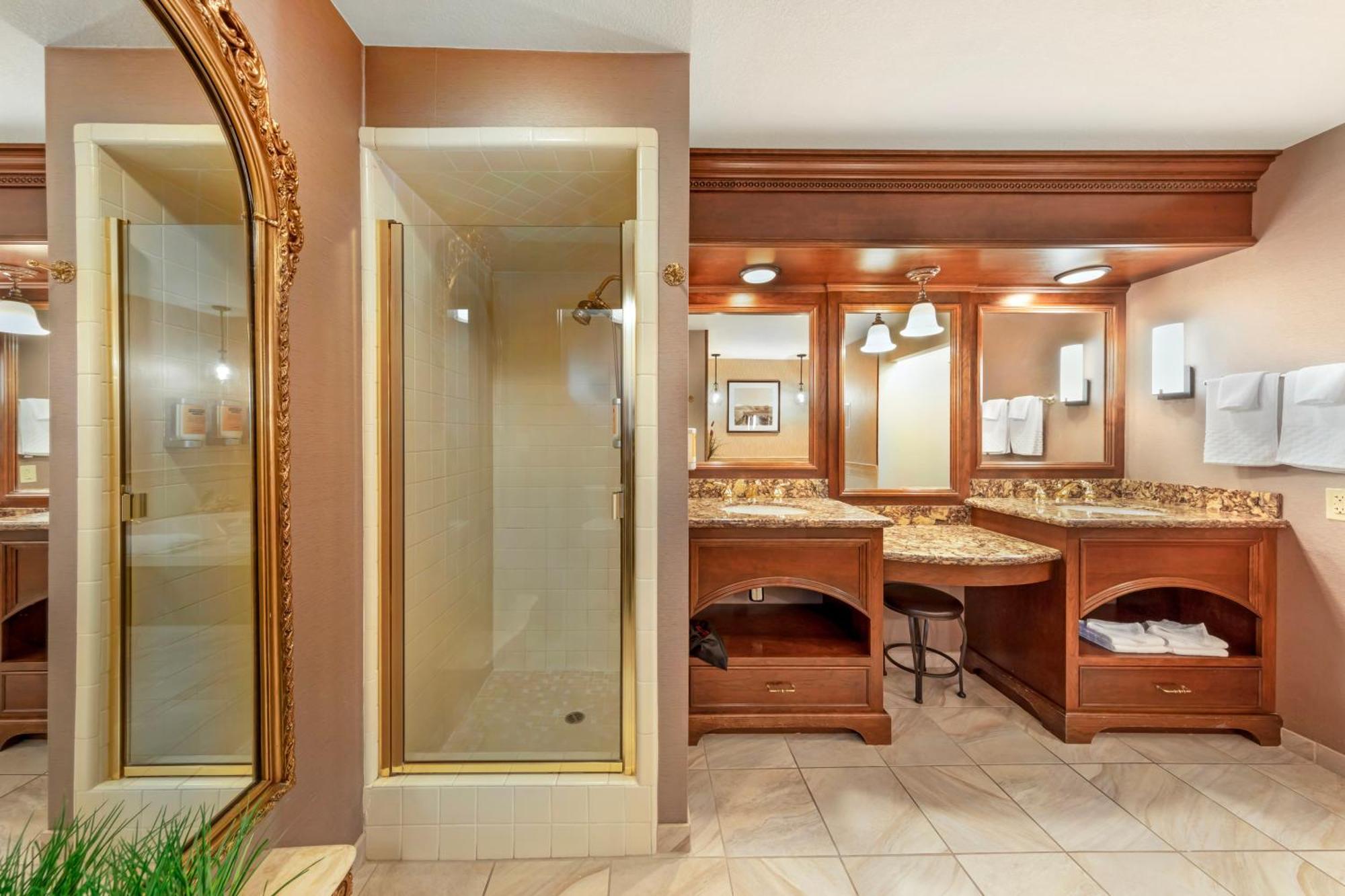 Western Black Oak Hotel
